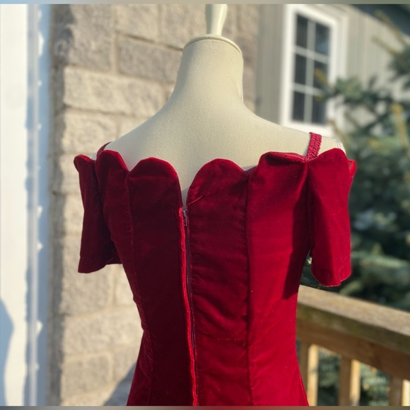 STUNNING 80s red velvet scallop dress - Picture 3 of 7